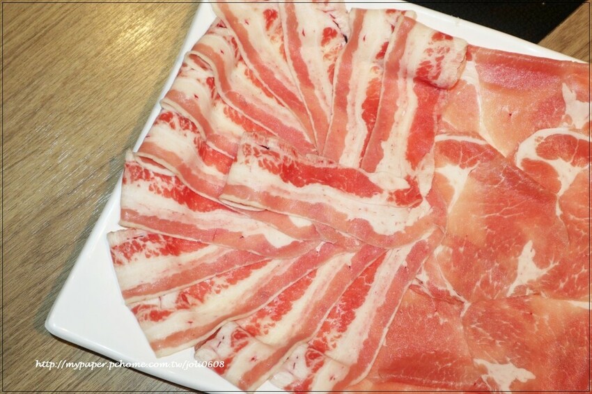 台灣火鍋第一品牌-肉多多火鍋桃園春日店大變身 超人氣排隊名店 "熟成肉肉元宇宙"菜單新上市 蔬食自助吧無限吃到飽