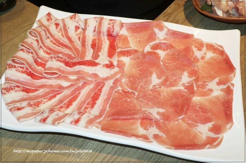 台灣火鍋第一品牌-肉多多火鍋桃園春日店大變身 超人氣排隊名店 "熟成肉肉元宇宙"菜單新上市 蔬食自助吧無限吃到飽