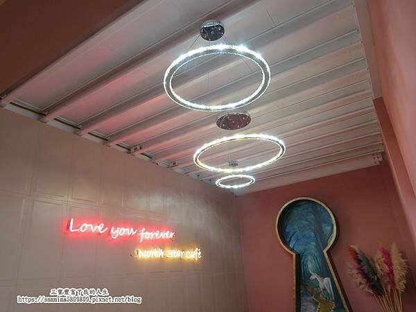 台中南屯咖啡廳【北極星品啡】唯一一間結合畫廊的文藝咖啡廳 以公益起點 幫助年輕學子一展長才