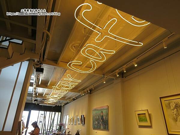 台中南屯咖啡廳【北極星品啡】唯一一間結合畫廊的文藝咖啡廳 以公益起點 幫助年輕學子一展長才