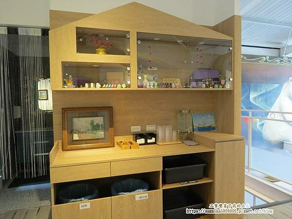 台中南屯咖啡廳【北極星品啡】唯一一間結合畫廊的文藝咖啡廳 以公益起點 幫助年輕學子一展長才