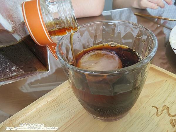 台中南屯咖啡廳【北極星品啡】唯一一間結合畫廊的文藝咖啡廳 以公益起點 幫助年輕學子一展長才