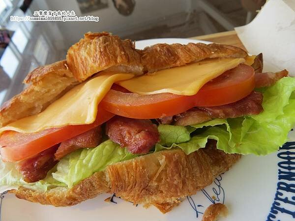 台中南屯咖啡廳【北極星品啡】唯一一間結合畫廊的文藝咖啡廳 以公益起點 幫助年輕學子一展長才