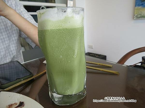 台中南屯咖啡廳【北極星品啡】唯一一間結合畫廊的文藝咖啡廳 以公益起點 幫助年輕學子一展長才