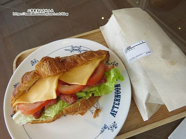 台中南屯咖啡廳【北極星品啡】唯一一間結合畫廊的文藝咖啡廳 以公益起點 幫助年輕學子一展長才