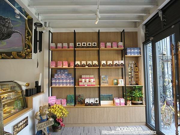 台中南屯咖啡廳【北極星品啡】唯一一間結合畫廊的文藝咖啡廳 以公益起點 幫助年輕學子一展長才