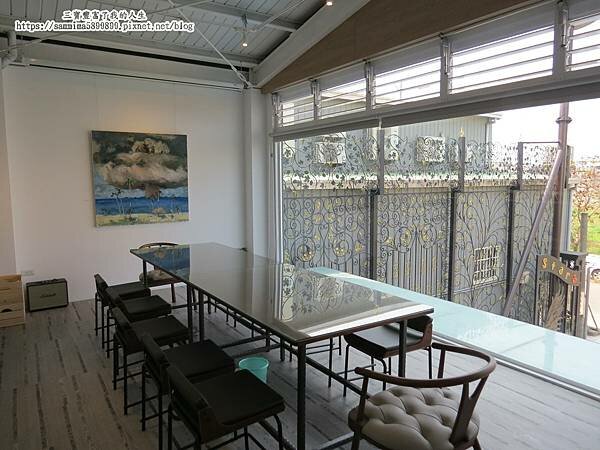 台中南屯咖啡廳【北極星品啡】唯一一間結合畫廊的文藝咖啡廳 以公益起點 幫助年輕學子一展長才