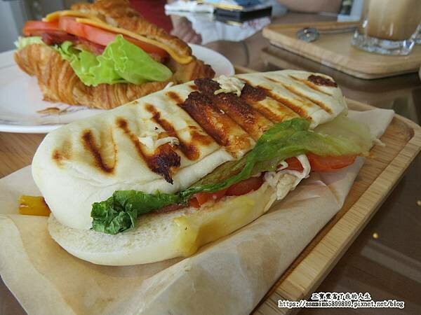 台中南屯咖啡廳【北極星品啡】唯一一間結合畫廊的文藝咖啡廳 以公益起點 幫助年輕學子一展長才