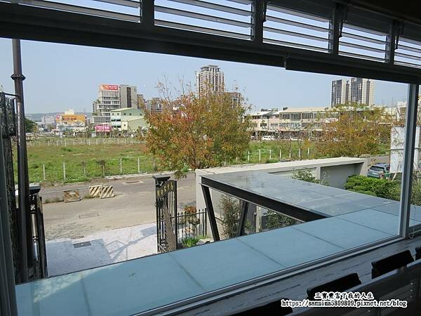 台中南屯咖啡廳【北極星品啡】唯一一間結合畫廊的文藝咖啡廳 以公益起點 幫助年輕學子一展長才