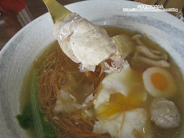 台中南屯咖啡廳【北極星品啡】唯一一間結合畫廊的文藝咖啡廳 以公益起點 幫助年輕學子一展長才