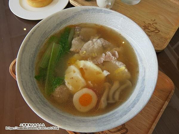 台中南屯咖啡廳【北極星品啡】唯一一間結合畫廊的文藝咖啡廳 以公益起點 幫助年輕學子一展長才