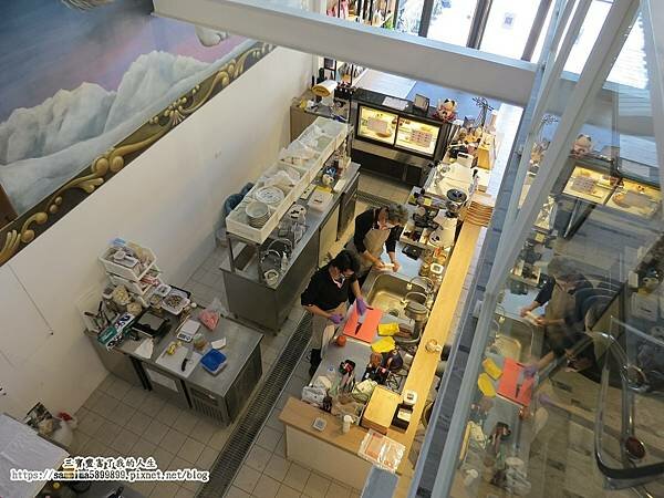 台中南屯咖啡廳【北極星品啡】唯一一間結合畫廊的文藝咖啡廳 以公益起點 幫助年輕學子一展長才