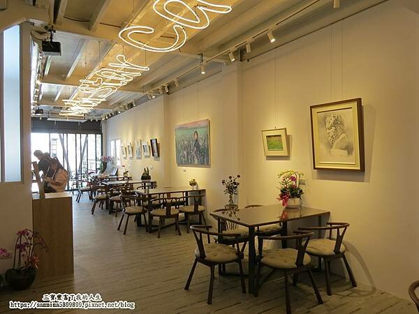 台中南屯咖啡廳【北極星品啡】唯一一間結合畫廊的文藝咖啡廳 以公益起點 幫助年輕學子一展長才