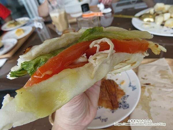 台中南屯咖啡廳【北極星品啡】唯一一間結合畫廊的文藝咖啡廳 以公益起點 幫助年輕學子一展長才