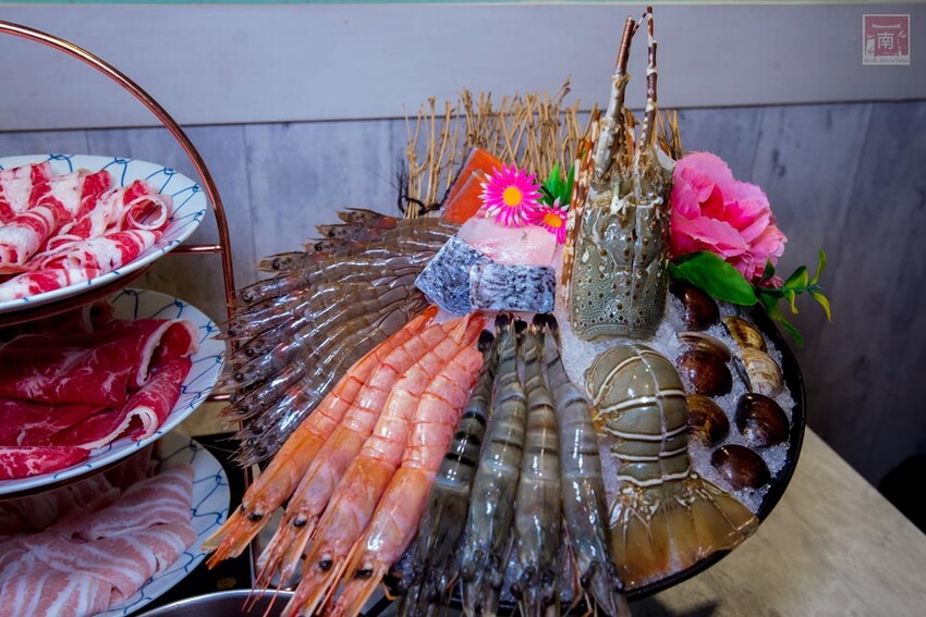 【臺南美食】12款湯頭讓你選,菜盤換肉盤不加價,讓喜歡吃肉的朋友一次吃個夠,也是毛小孩友善餐廳,而且店內有五月天收藏品分享看,超大造型玩偶免費拍~養鍋台南文化店 - 南人幫