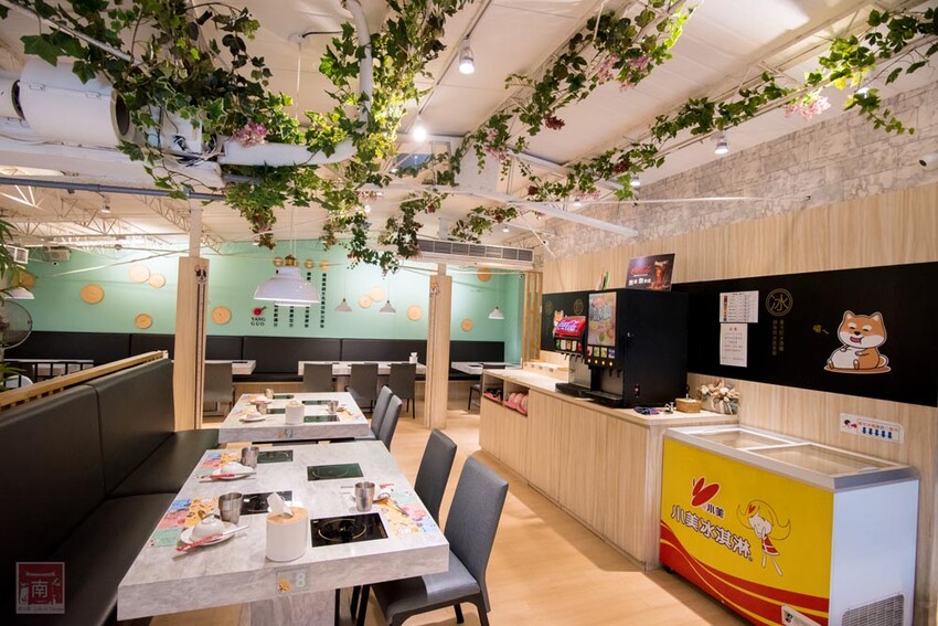 【臺南美食】12款湯頭讓你選,菜盤換肉盤不加價,讓喜歡吃肉的朋友一次吃個夠,也是毛小孩友善餐廳,而且店內有五月天收藏品分享看,超大造型玩偶免費拍~養鍋台南文化店 - 南人幫