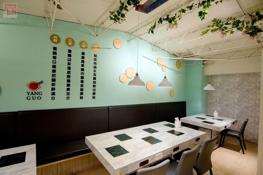 【臺南美食】12款湯頭讓你選,菜盤換肉盤不加價,讓喜歡吃肉的朋友一次吃個夠,也是毛小孩友善餐廳,而且店內有五月天收藏品分享看,超大造型玩偶免費拍~養鍋台南文化店 - 南人幫