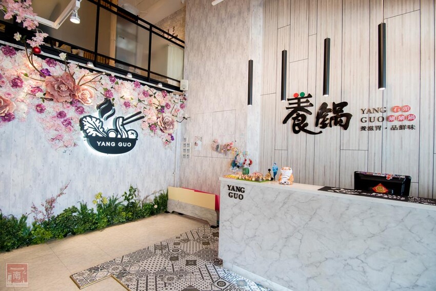 【臺南美食】12款湯頭讓你選,菜盤換肉盤不加價,讓喜歡吃肉的朋友一次吃個夠,也是毛小孩友善餐廳,而且店內有五月天收藏品分享看,超大造型玩偶免費拍~養鍋台南文化店 - 南人幫