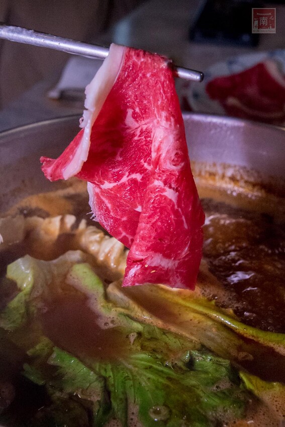 【臺南美食】12款湯頭讓你選,菜盤換肉盤不加價,讓喜歡吃肉的朋友一次吃個夠,也是毛小孩友善餐廳,而且店內有五月天收藏品分享看,超大造型玩偶免費拍~養鍋台南文化店 - 南人幫