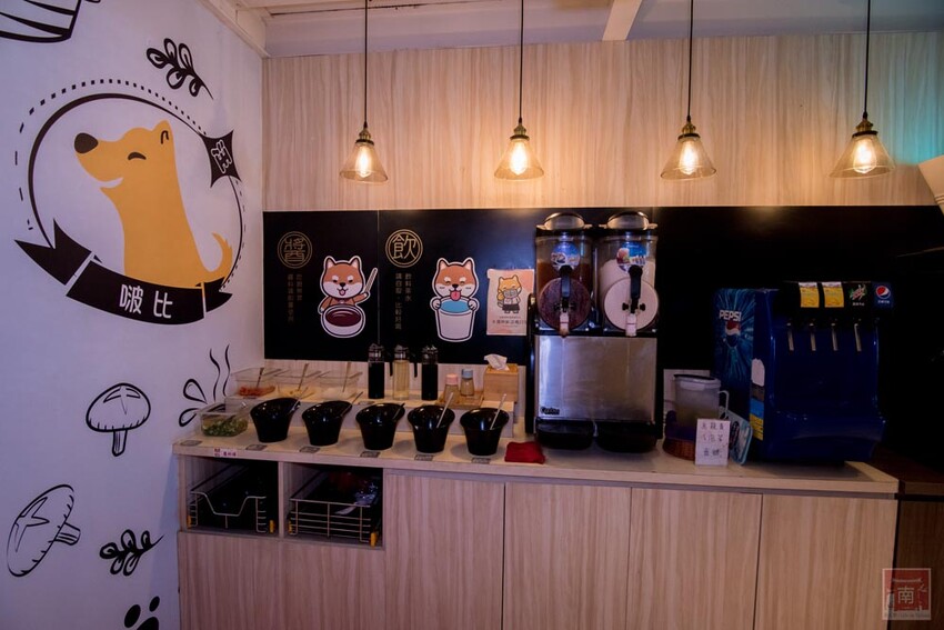 【臺南美食】12款湯頭讓你選,菜盤換肉盤不加價,讓喜歡吃肉的朋友一次吃個夠,也是毛小孩友善餐廳,而且店內有五月天收藏品分享看,超大造型玩偶免費拍~養鍋台南文化店 - 南人幫