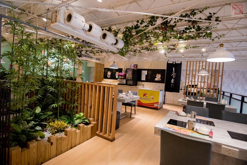 【臺南美食】12款湯頭讓你選,菜盤換肉盤不加價,讓喜歡吃肉的朋友一次吃個夠,也是毛小孩友善餐廳,而且店內有五月天收藏品分享看,超大造型玩偶免費拍~養鍋台南文化店 - 南人幫