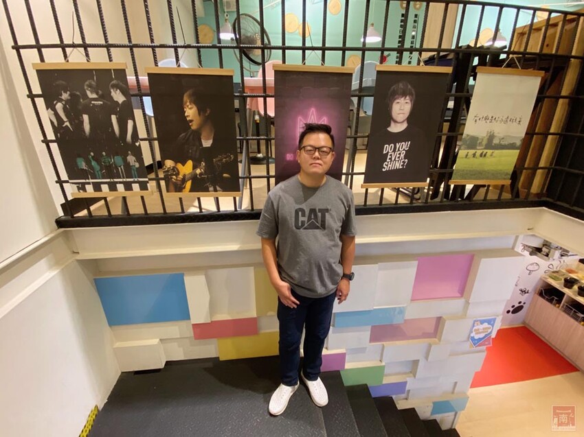 【臺南美食】12款湯頭讓你選,菜盤換肉盤不加價,讓喜歡吃肉的朋友一次吃個夠,也是毛小孩友善餐廳,而且店內有五月天收藏品分享看,超大造型玩偶免費拍~養鍋台南文化店 - 南人幫