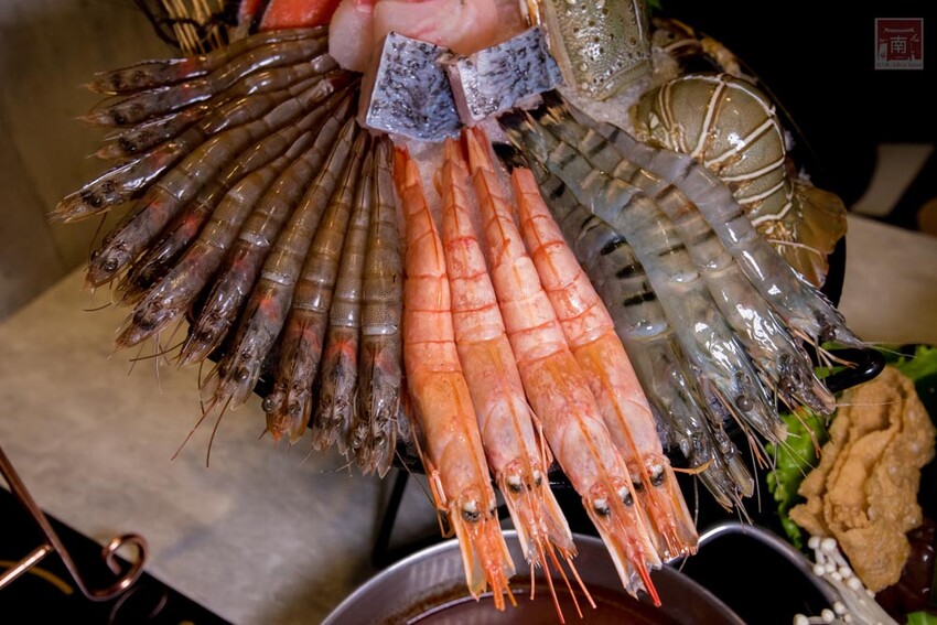 【臺南美食】12款湯頭讓你選,菜盤換肉盤不加價,讓喜歡吃肉的朋友一次吃個夠,也是毛小孩友善餐廳,而且店內有五月天收藏品分享看,超大造型玩偶免費拍~養鍋台南文化店 - 南人幫