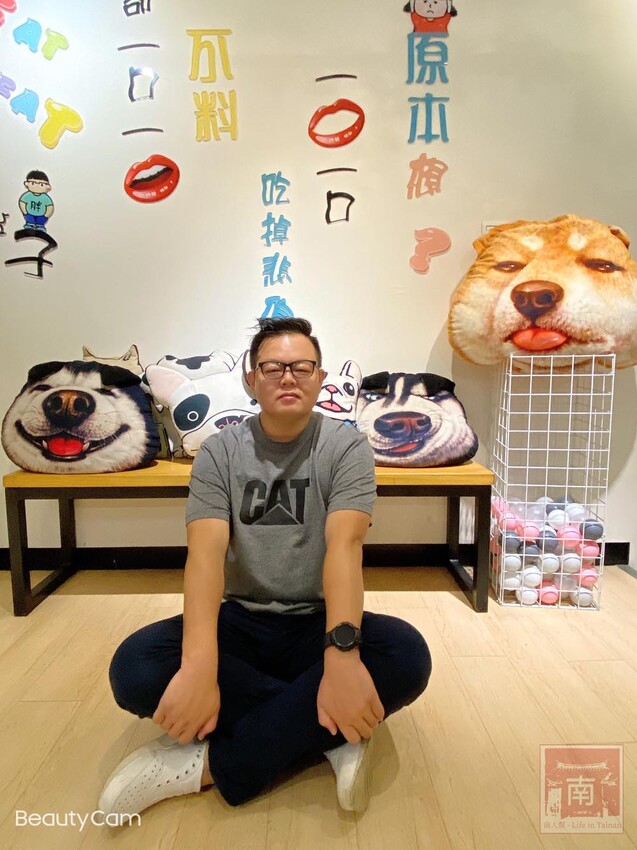 【臺南美食】12款湯頭讓你選,菜盤換肉盤不加價,讓喜歡吃肉的朋友一次吃個夠,也是毛小孩友善餐廳,而且店內有五月天收藏品分享看,超大造型玩偶免費拍~養鍋台南文化店 - 南人幫