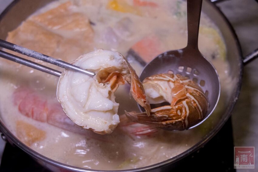 【臺南美食】12款湯頭讓你選,菜盤換肉盤不加價,讓喜歡吃肉的朋友一次吃個夠,也是毛小孩友善餐廳,而且店內有五月天收藏品分享看,超大造型玩偶免費拍~養鍋台南文化店 - 南人幫