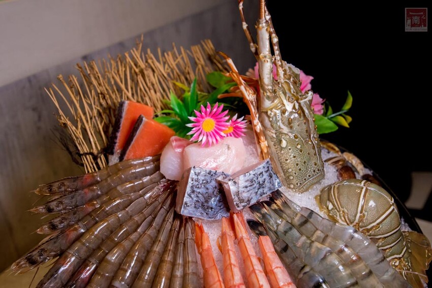 【臺南美食】12款湯頭讓你選,菜盤換肉盤不加價,讓喜歡吃肉的朋友一次吃個夠,也是毛小孩友善餐廳,而且店內有五月天收藏品分享看,超大造型玩偶免費拍~養鍋台南文化店 - 南人幫