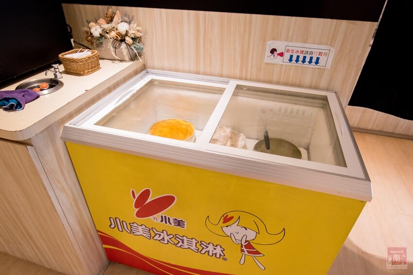 【臺南美食】12款湯頭讓你選,菜盤換肉盤不加價,讓喜歡吃肉的朋友一次吃個夠,也是毛小孩友善餐廳,而且店內有五月天收藏品分享看,超大造型玩偶免費拍~養鍋台南文化店 - 南人幫