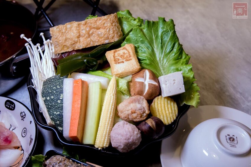 【臺南美食】12款湯頭讓你選,菜盤換肉盤不加價,讓喜歡吃肉的朋友一次吃個夠,也是毛小孩友善餐廳,而且店內有五月天收藏品分享看,超大造型玩偶免費拍~養鍋台南文化店 - 南人幫