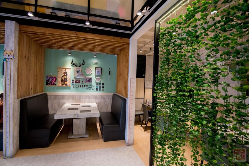 【臺南美食】12款湯頭讓你選,菜盤換肉盤不加價,讓喜歡吃肉的朋友一次吃個夠,也是毛小孩友善餐廳,而且店內有五月天收藏品分享看,超大造型玩偶免費拍~養鍋台南文化店 - 南人幫