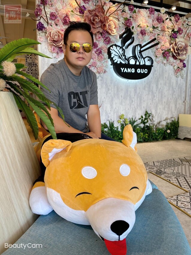 【臺南美食】12款湯頭讓你選,菜盤換肉盤不加價,讓喜歡吃肉的朋友一次吃個夠,也是毛小孩友善餐廳,而且店內有五月天收藏品分享看,超大造型玩偶免費拍~養鍋台南文化店 - 南人幫