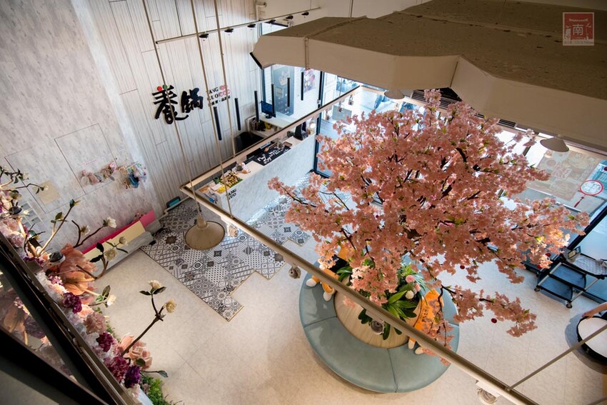 【臺南美食】12款湯頭讓你選,菜盤換肉盤不加價,讓喜歡吃肉的朋友一次吃個夠,也是毛小孩友善餐廳,而且店內有五月天收藏品分享看,超大造型玩偶免費拍~養鍋台南文化店 - 南人幫