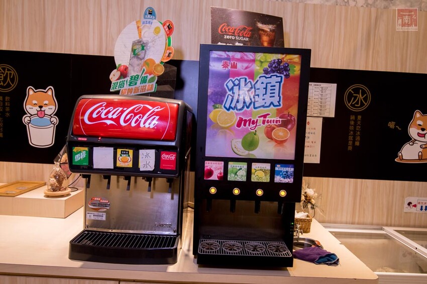 【臺南美食】12款湯頭讓你選,菜盤換肉盤不加價,讓喜歡吃肉的朋友一次吃個夠,也是毛小孩友善餐廳,而且店內有五月天收藏品分享看,超大造型玩偶免費拍~養鍋台南文化店 - 南人幫