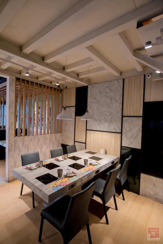 【臺南美食】12款湯頭讓你選,菜盤換肉盤不加價,讓喜歡吃肉的朋友一次吃個夠,也是毛小孩友善餐廳,而且店內有五月天收藏品分享看,超大造型玩偶免費拍~養鍋台南文化店 - 南人幫