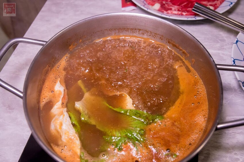 【臺南美食】12款湯頭讓你選,菜盤換肉盤不加價,讓喜歡吃肉的朋友一次吃個夠,也是毛小孩友善餐廳,而且店內有五月天收藏品分享看,超大造型玩偶免費拍~養鍋台南文化店 - 南人幫