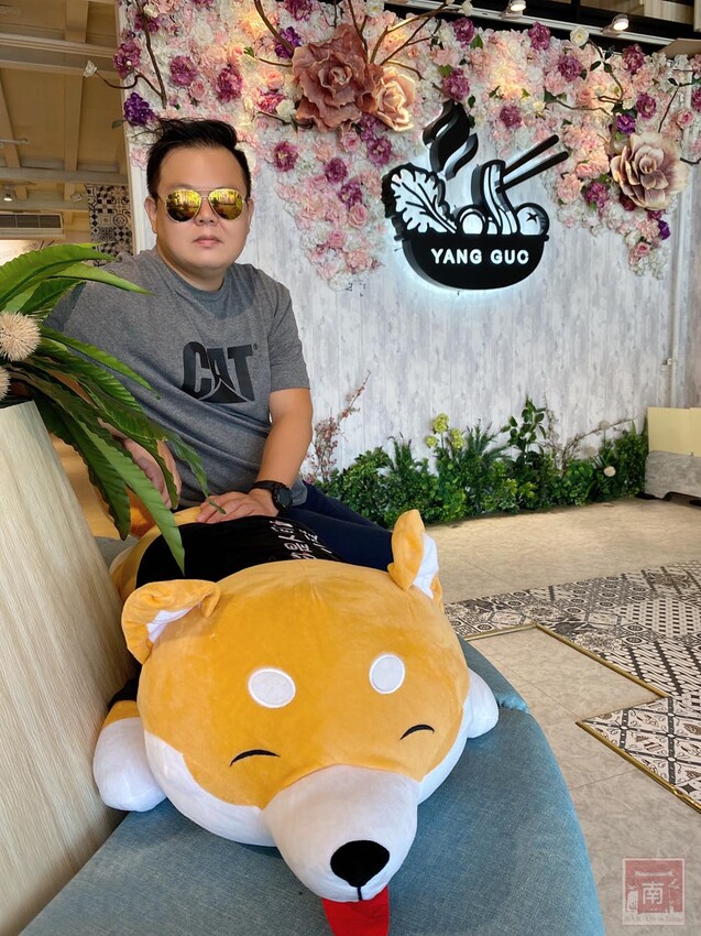 【臺南美食】12款湯頭讓你選,菜盤換肉盤不加價,讓喜歡吃肉的朋友一次吃個夠,也是毛小孩友善餐廳,而且店內有五月天收藏品分享看,超大造型玩偶免費拍~養鍋台南文化店 - 南人幫