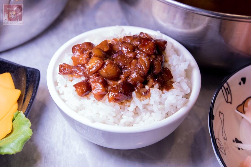 【臺南美食】12款湯頭讓你選,菜盤換肉盤不加價,讓喜歡吃肉的朋友一次吃個夠,也是毛小孩友善餐廳,而且店內有五月天收藏品分享看,超大造型玩偶免費拍~養鍋台南文化店 - 南人幫