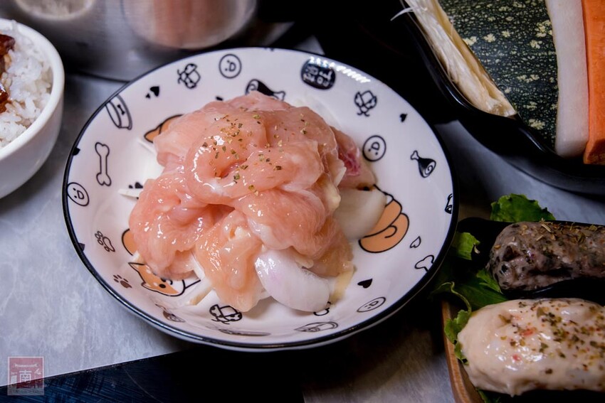 【臺南美食】12款湯頭讓你選,菜盤換肉盤不加價,讓喜歡吃肉的朋友一次吃個夠,也是毛小孩友善餐廳,而且店內有五月天收藏品分享看,超大造型玩偶免費拍~養鍋台南文化店 - 南人幫