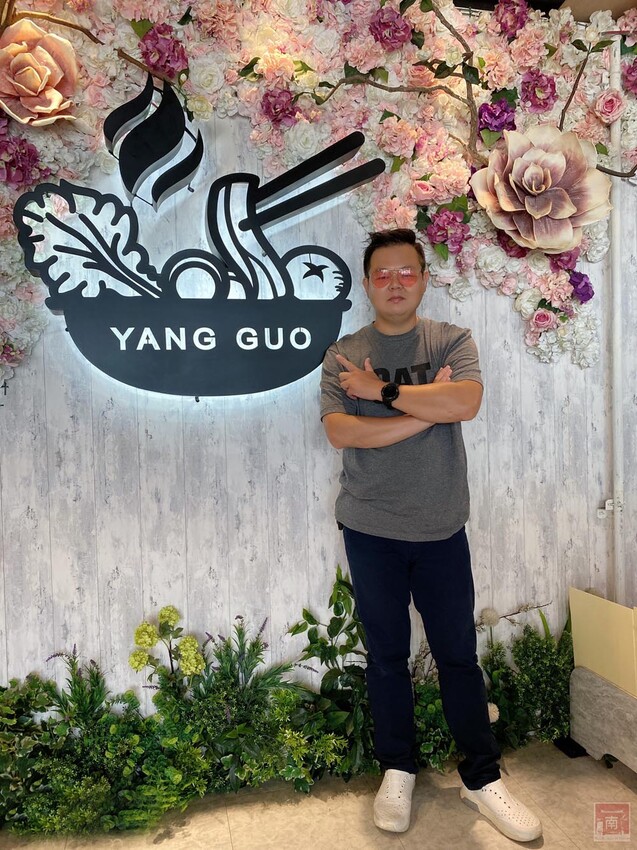 【臺南美食】12款湯頭讓你選,菜盤換肉盤不加價,讓喜歡吃肉的朋友一次吃個夠,也是毛小孩友善餐廳,而且店內有五月天收藏品分享看,超大造型玩偶免費拍~養鍋台南文化店 - 南人幫