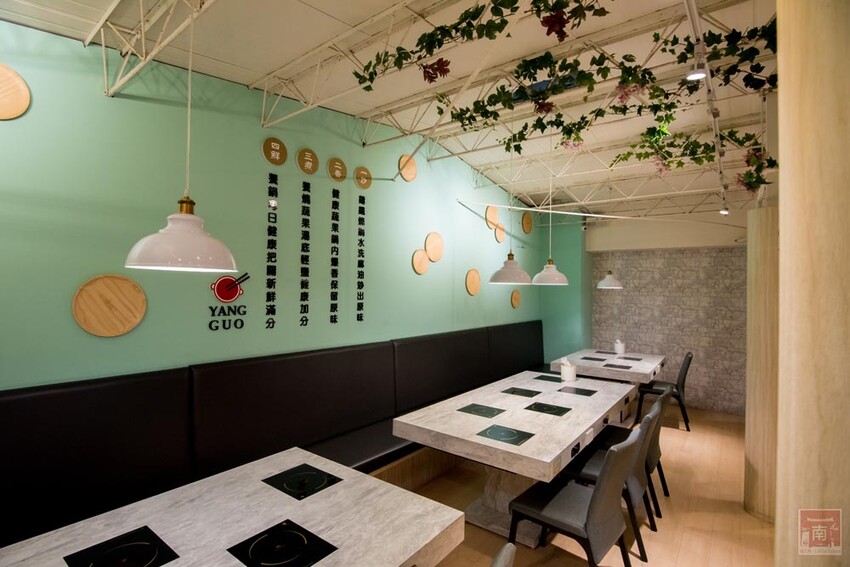 【臺南美食】12款湯頭讓你選,菜盤換肉盤不加價,讓喜歡吃肉的朋友一次吃個夠,也是毛小孩友善餐廳,而且店內有五月天收藏品分享看,超大造型玩偶免費拍~養鍋台南文化店 - 南人幫