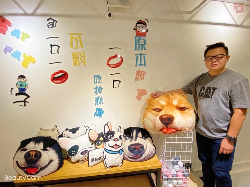 【臺南美食】12款湯頭讓你選,菜盤換肉盤不加價,讓喜歡吃肉的朋友一次吃個夠,也是毛小孩友善餐廳,而且店內有五月天收藏品分享看,超大造型玩偶免費拍~養鍋台南文化店 - 南人幫