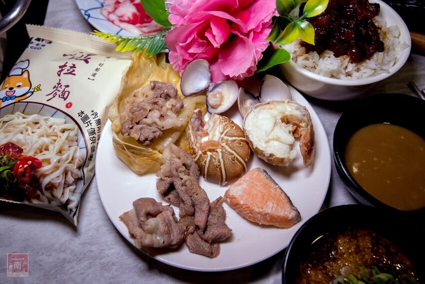 【臺南美食】12款湯頭讓你選,菜盤換肉盤不加價,讓喜歡吃肉的朋友一次吃個夠,也是毛小孩友善餐廳,而且店內有五月天收藏品分享看,超大造型玩偶免費拍~養鍋台南文化店 - 南人幫