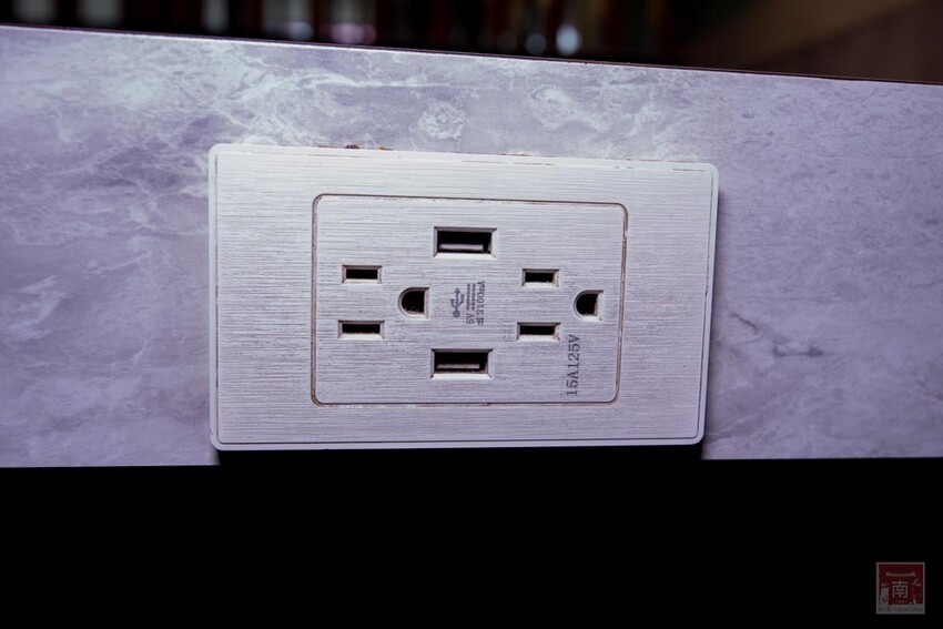 【臺南美食】12款湯頭讓你選,菜盤換肉盤不加價,讓喜歡吃肉的朋友一次吃個夠,也是毛小孩友善餐廳,而且店內有五月天收藏品分享看,超大造型玩偶免費拍~養鍋台南文化店 - 南人幫