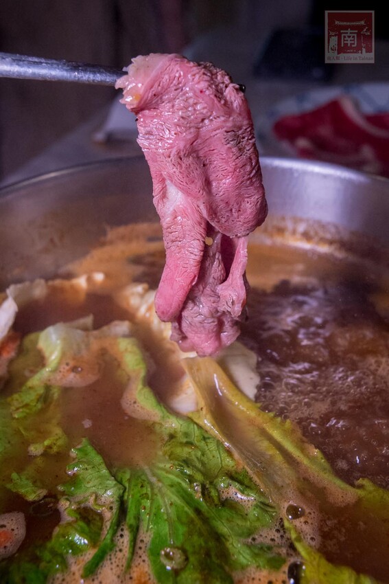 【臺南美食】12款湯頭讓你選,菜盤換肉盤不加價,讓喜歡吃肉的朋友一次吃個夠,也是毛小孩友善餐廳,而且店內有五月天收藏品分享看,超大造型玩偶免費拍~養鍋台南文化店 - 南人幫