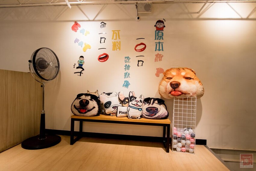 【臺南美食】12款湯頭讓你選,菜盤換肉盤不加價,讓喜歡吃肉的朋友一次吃個夠,也是毛小孩友善餐廳,而且店內有五月天收藏品分享看,超大造型玩偶免費拍~養鍋台南文化店 - 南人幫