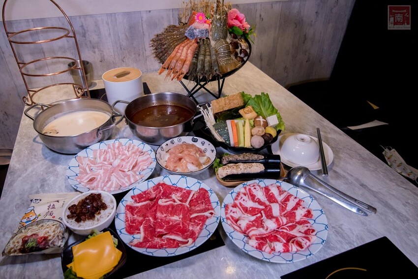 【臺南美食】12款湯頭讓你選,菜盤換肉盤不加價,讓喜歡吃肉的朋友一次吃個夠,也是毛小孩友善餐廳,而且店內有五月天收藏品分享看,超大造型玩偶免費拍~養鍋台南文化店 - 南人幫