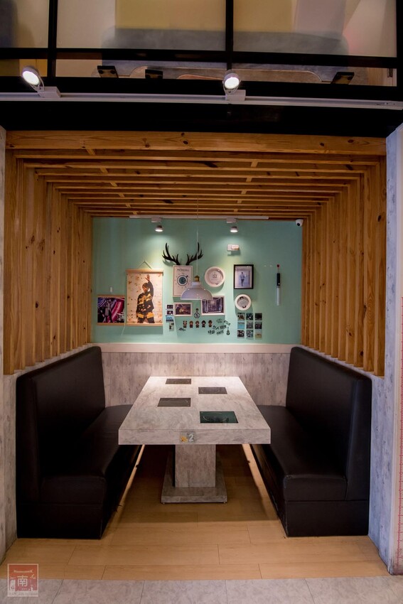 【臺南美食】12款湯頭讓你選,菜盤換肉盤不加價,讓喜歡吃肉的朋友一次吃個夠,也是毛小孩友善餐廳,而且店內有五月天收藏品分享看,超大造型玩偶免費拍~養鍋台南文化店 - 南人幫